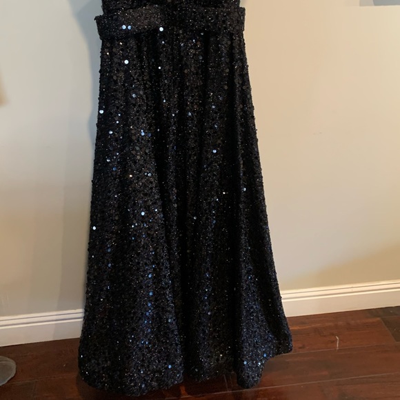 Beautiful shiny dress. - Picture 5 of 5